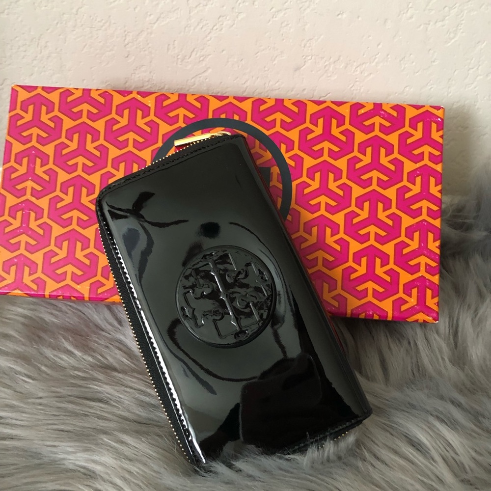Tory Burch Patent Zip Continental Wallet - Picture 2 of 4